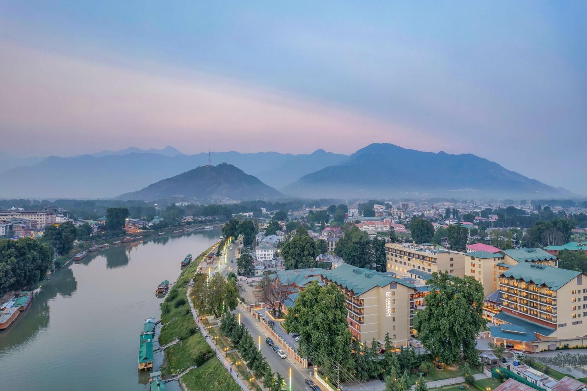 Radisson Collection Hotel & Spa, Riverfront Srinagar エクステリア 写真