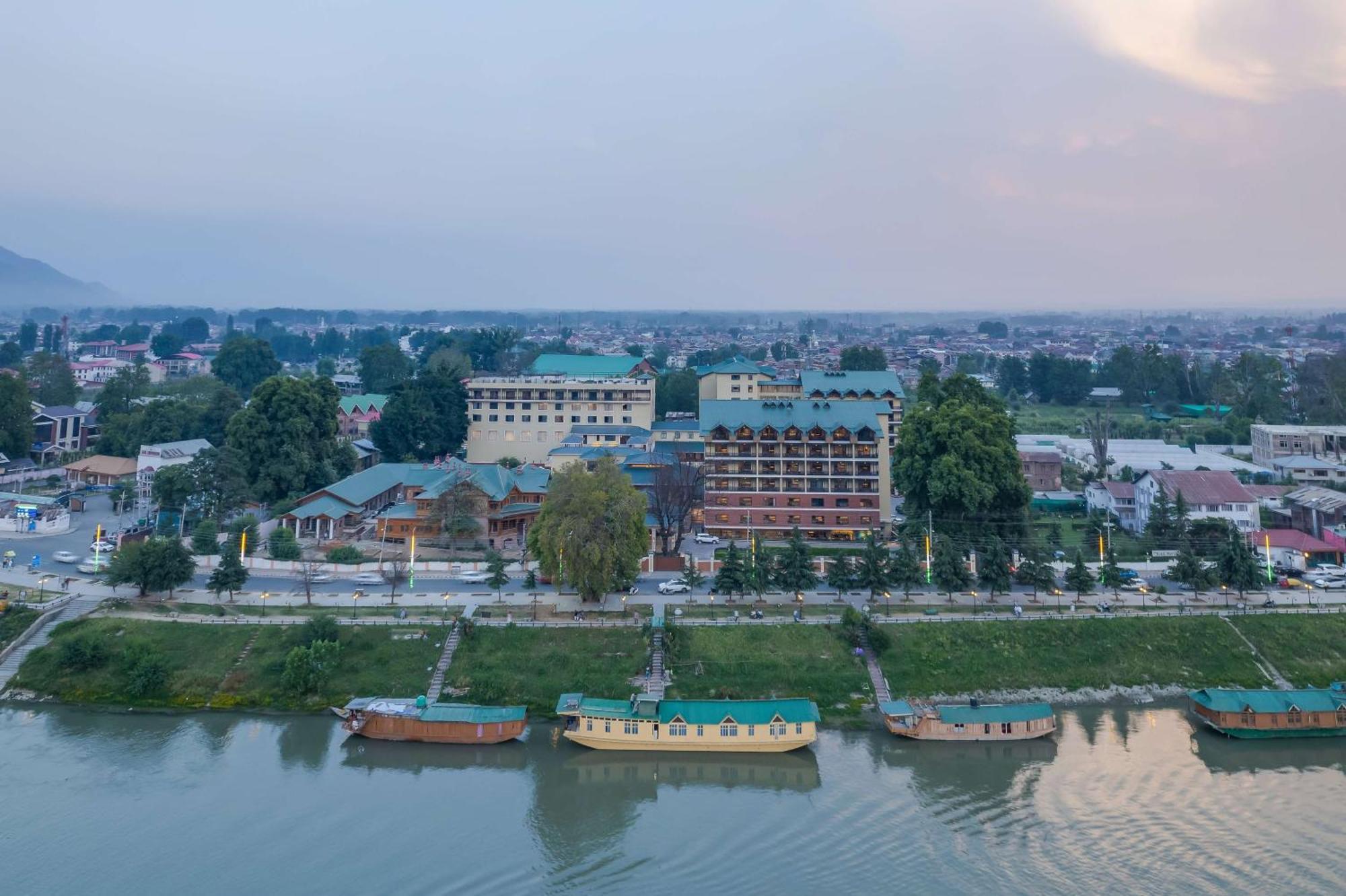 Radisson Collection Hotel & Spa, Riverfront Srinagar エクステリア 写真