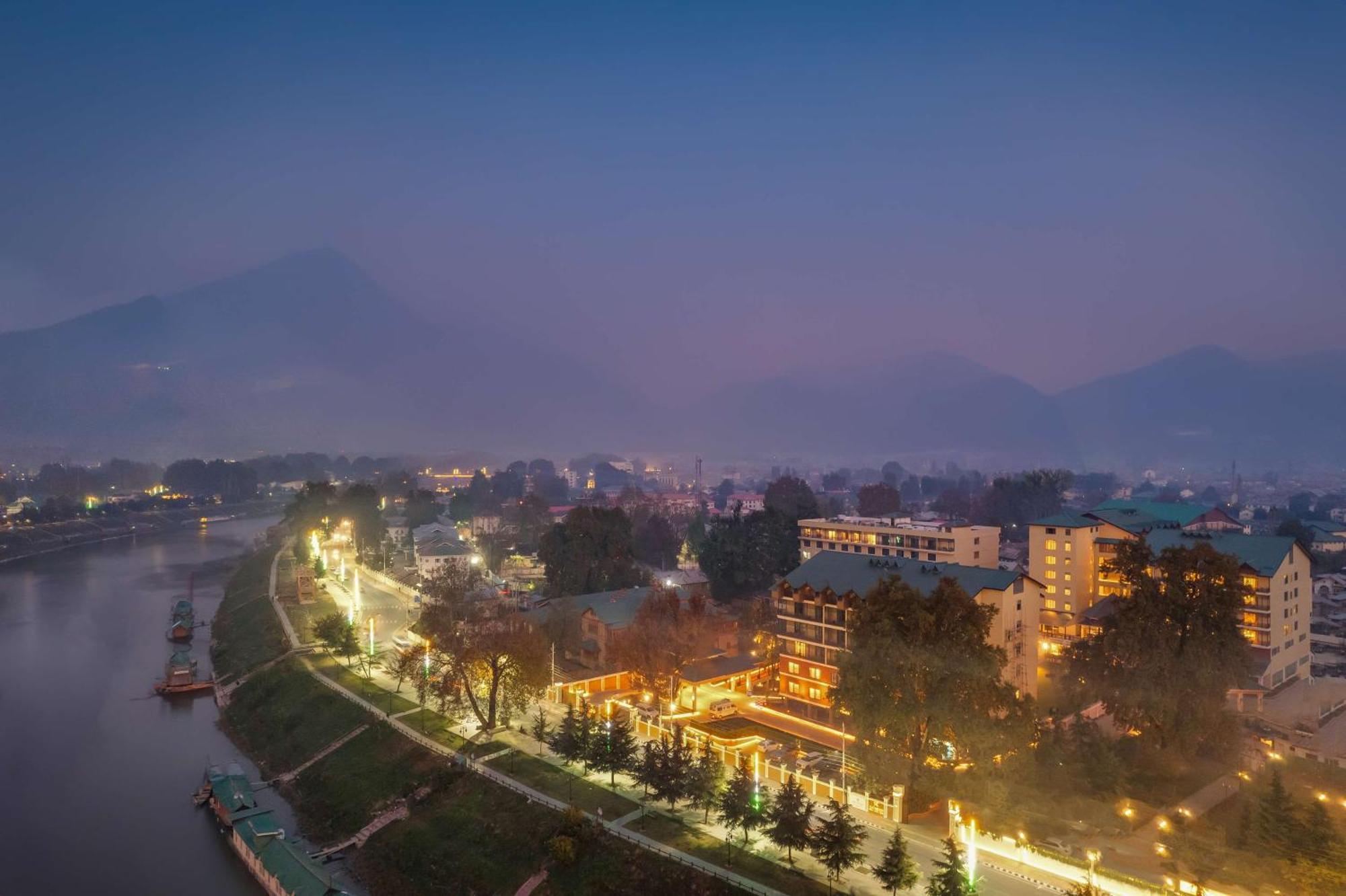 Radisson Collection Hotel & Spa, Riverfront Srinagar エクステリア 写真