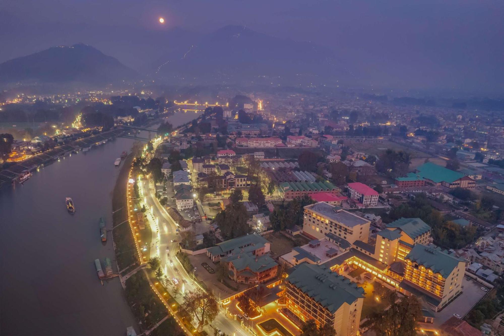 Radisson Collection Hotel & Spa, Riverfront Srinagar エクステリア 写真